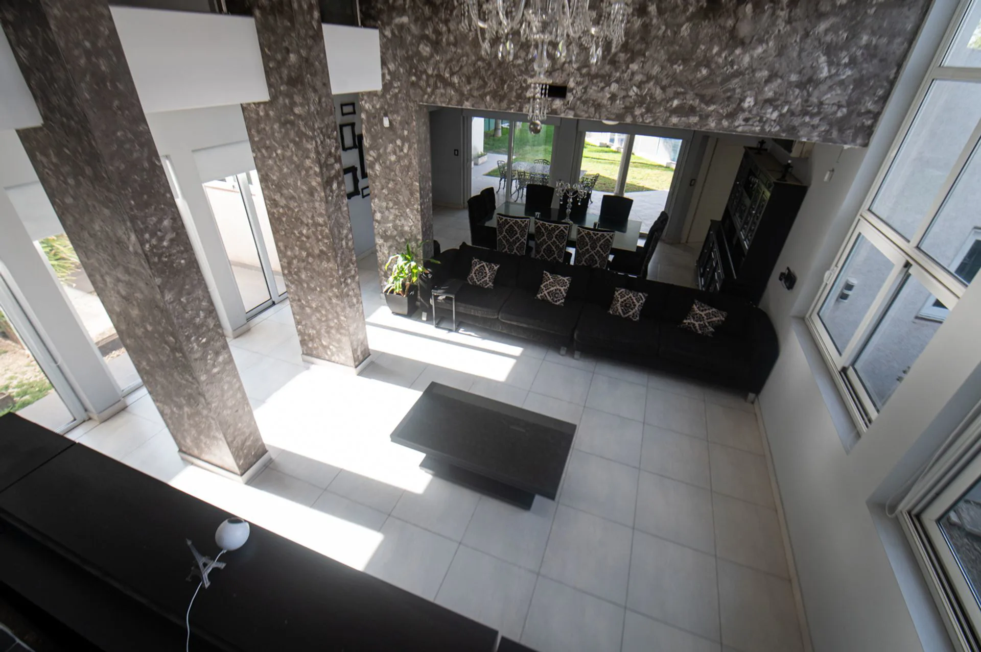 Lujosa casa de dos pisos con pileta y gran parque foto 5
