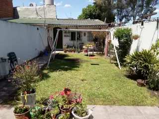EXCELENTE PROPIEDAD EN BENAVIDEZ CASA DE TRES AMBIENTES MAS CUARTO DE HUESPEDES CON ENTRADA DE AUTO Y FONDO LIBRE foto 1