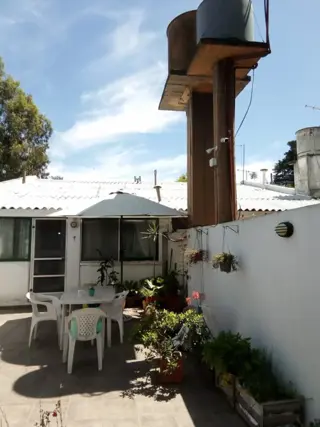 EXCELENTE PROPIEDAD EN BENAVIDEZ CASA DE TRES AMBIENTES MAS CUARTO DE HUESPEDES CON ENTRADA DE AUTO Y FONDO LIBRE foto 3