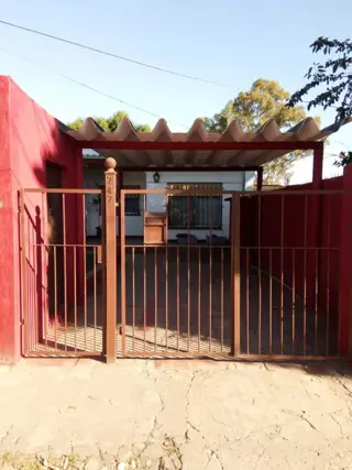 EXCELENTE PROPIEDAD EN BENAVIDEZ CASA DE TRES AMBIENTES MAS CUARTO DE HUESPEDES CON ENTRADA DE AUTO Y FONDO LIBRE foto 5