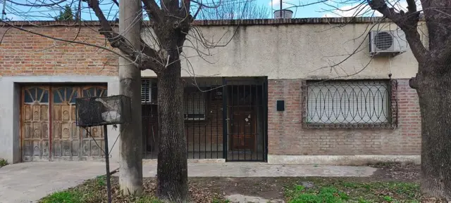 SE VENDE CASA 2 DORMITORIOS, COCHERA EN SANTO TOME