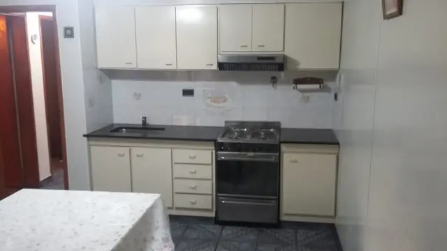 EXCELENTE CASA 3 AMBIENTES, 2 DORMITORIOS, COCINA-COMEDOR, LIVING, BAÑO, GARAGE FONDO LIBRE CON QUINCHO Y PARRILLA, TERRAZA. IMPECABLE ESTADO. OPORTUN