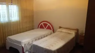 EXCELENTE CASA 3 AMBIENTES, 2 DORMITORIOS, COCINA-COMEDOR, LIVING, BAÑO, GARAGE FONDO LIBRE CON QUINCHO Y PARRILLA, TERRAZA. IMPECABLE ESTADO. OPORTUN foto 4