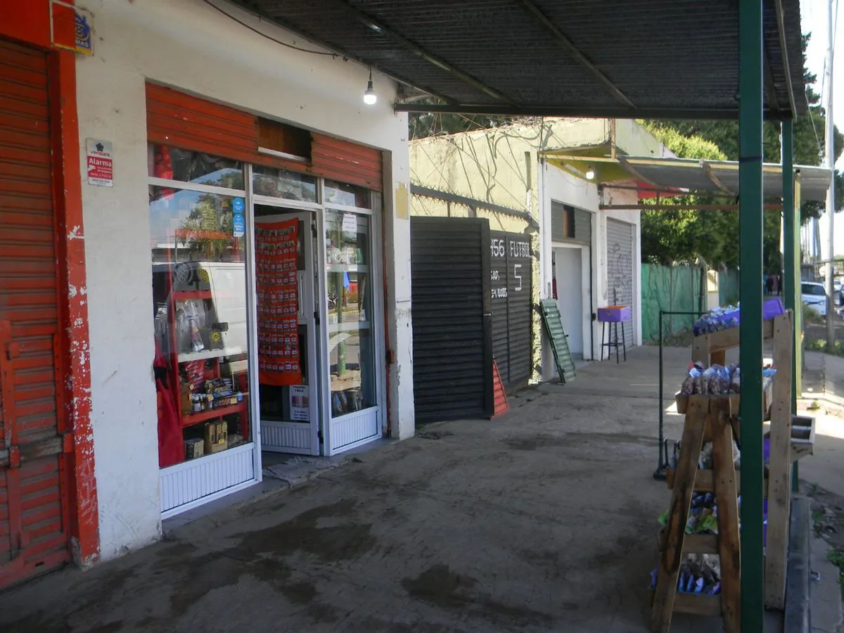 VENTA EN BLOQUE - 4 LOCALES COMERCIALES Y VIVIENDA foto 3