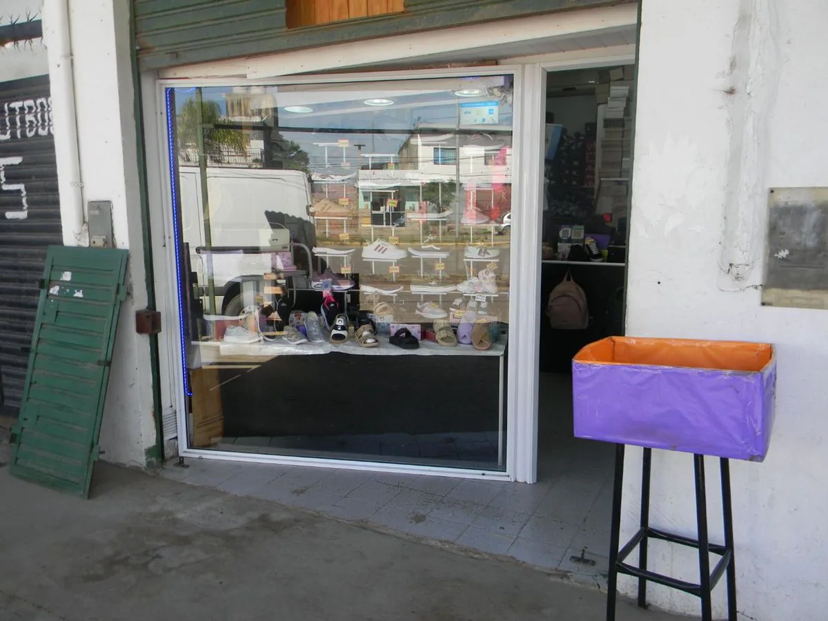 VENTA EN BLOQUE - 4 LOCALES COMERCIALES Y VIVIENDA foto 4