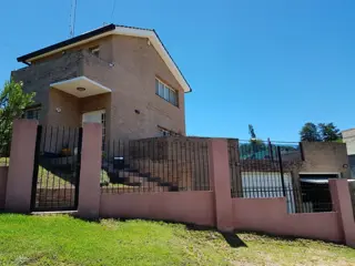 MUY LINDA CASA EN VENTA EN VILLA CARLOS PAZ, BARRIO VILLA DEL LAGO,AMPLIA, CON PILETA. foto 1