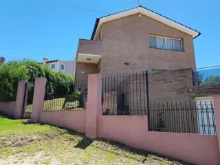 MUY LINDA CASA EN VENTA EN VILLA CARLOS PAZ, BARRIO VILLA DEL LAGO,AMPLIA, CON PILETA. foto 2