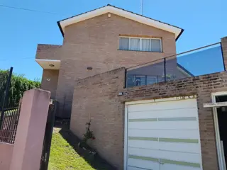 MUY LINDA CASA EN VENTA EN VILLA CARLOS PAZ, BARRIO VILLA DEL LAGO,AMPLIA, CON PILETA. foto 3