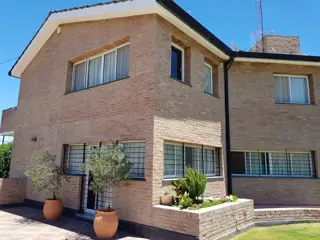 MUY LINDA CASA EN VENTA EN VILLA CARLOS PAZ, BARRIO VILLA DEL LAGO,AMPLIA, CON PILETA. foto 4