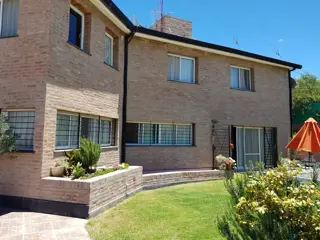 MUY LINDA CASA EN VENTA EN VILLA CARLOS PAZ, BARRIO VILLA DEL LAGO,AMPLIA, CON PILETA. foto 5