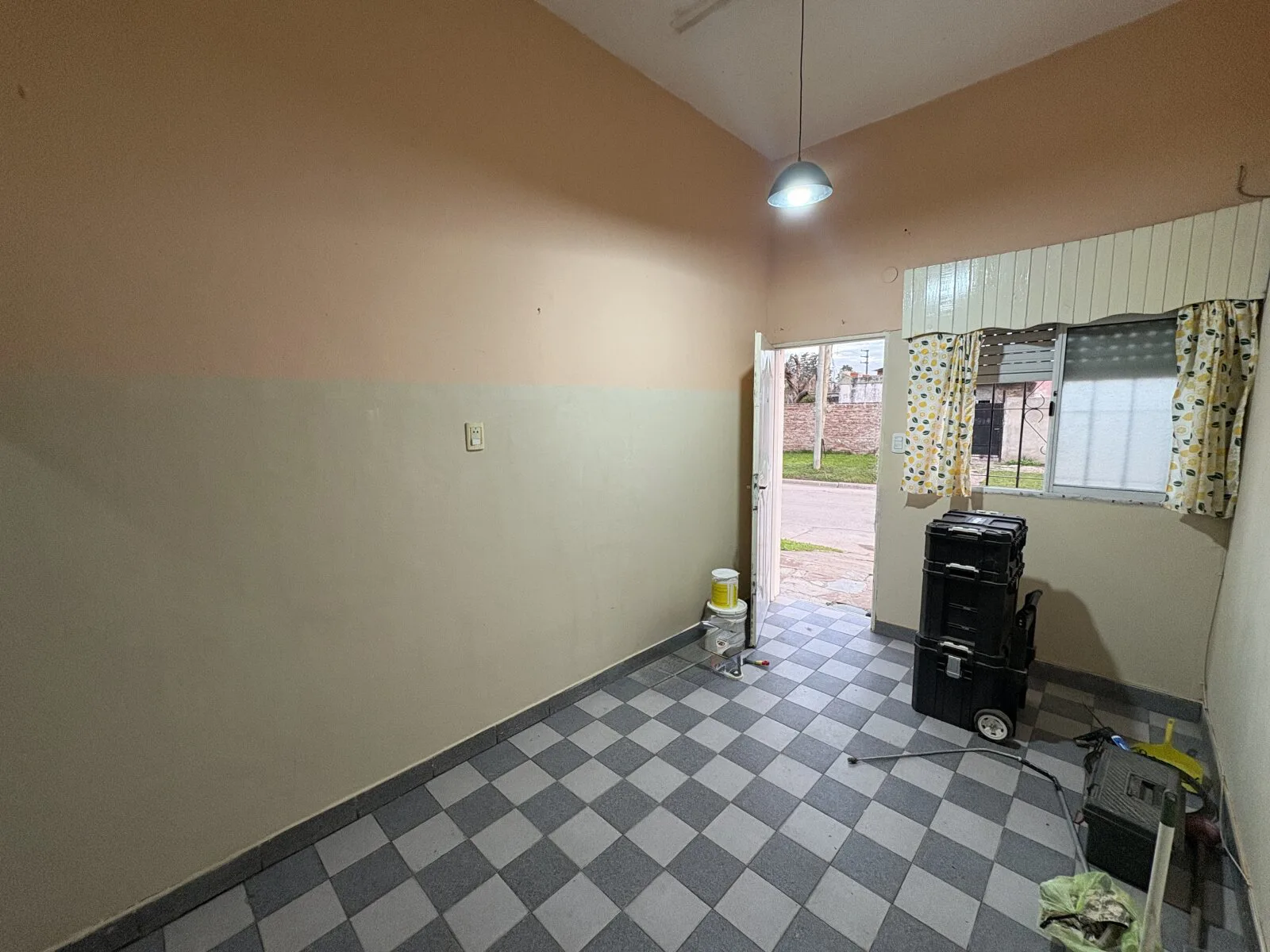 Se Alquila Vivienda en Esquina de Azara y Brown foto 2