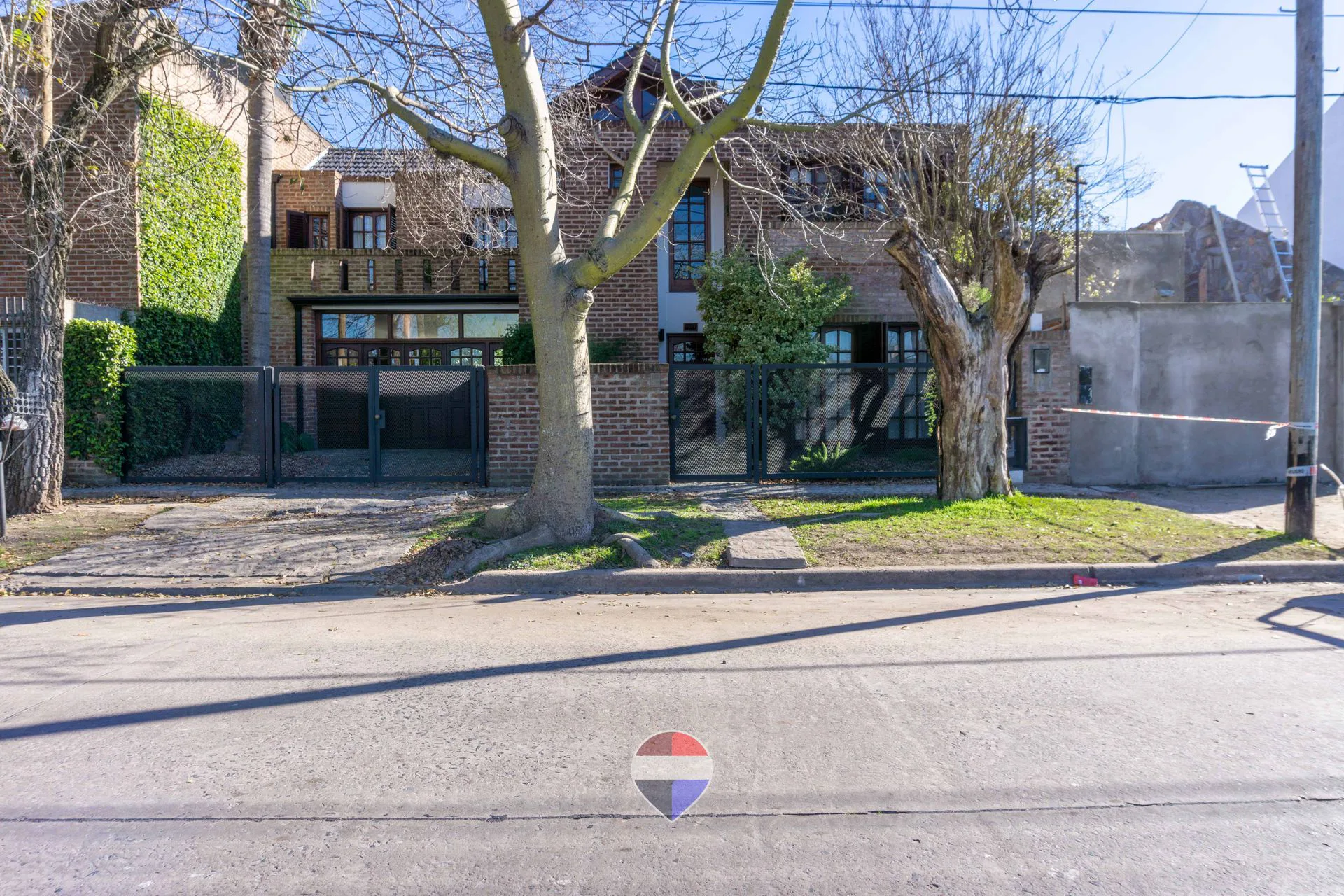CASA 4 DORMITORIOS EN VENTA M.B GONNET -LA PLATA . foto 2