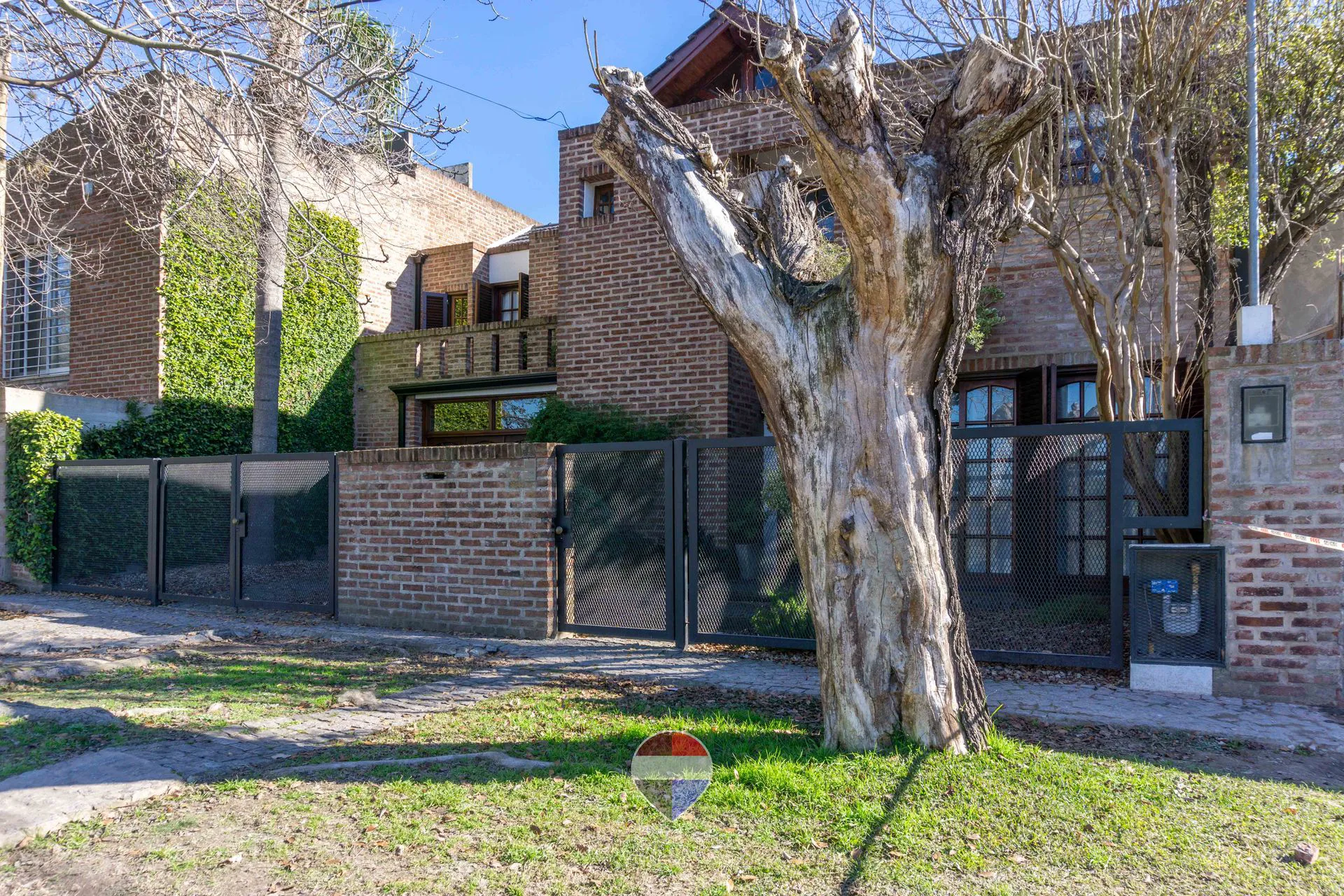 CASA 4 DORMITORIOS EN VENTA M.B GONNET -LA PLATA . foto 3