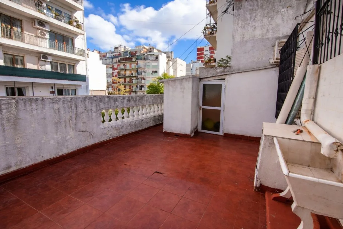 DEPTO 2 AMB. y MEDIO VENTA ALMAGRO C/ TERRAZA foto 2