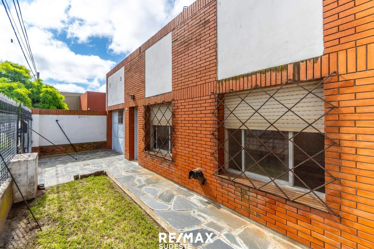 Venta casa 3 dormitorios, patio y garage pasante foto 3