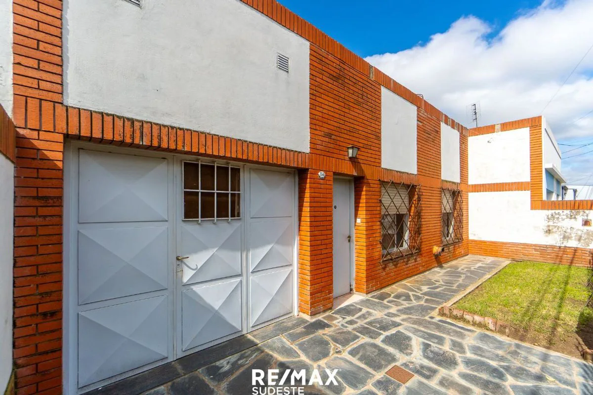 Venta casa 3 dormitorios, patio y garage pasante foto 4
