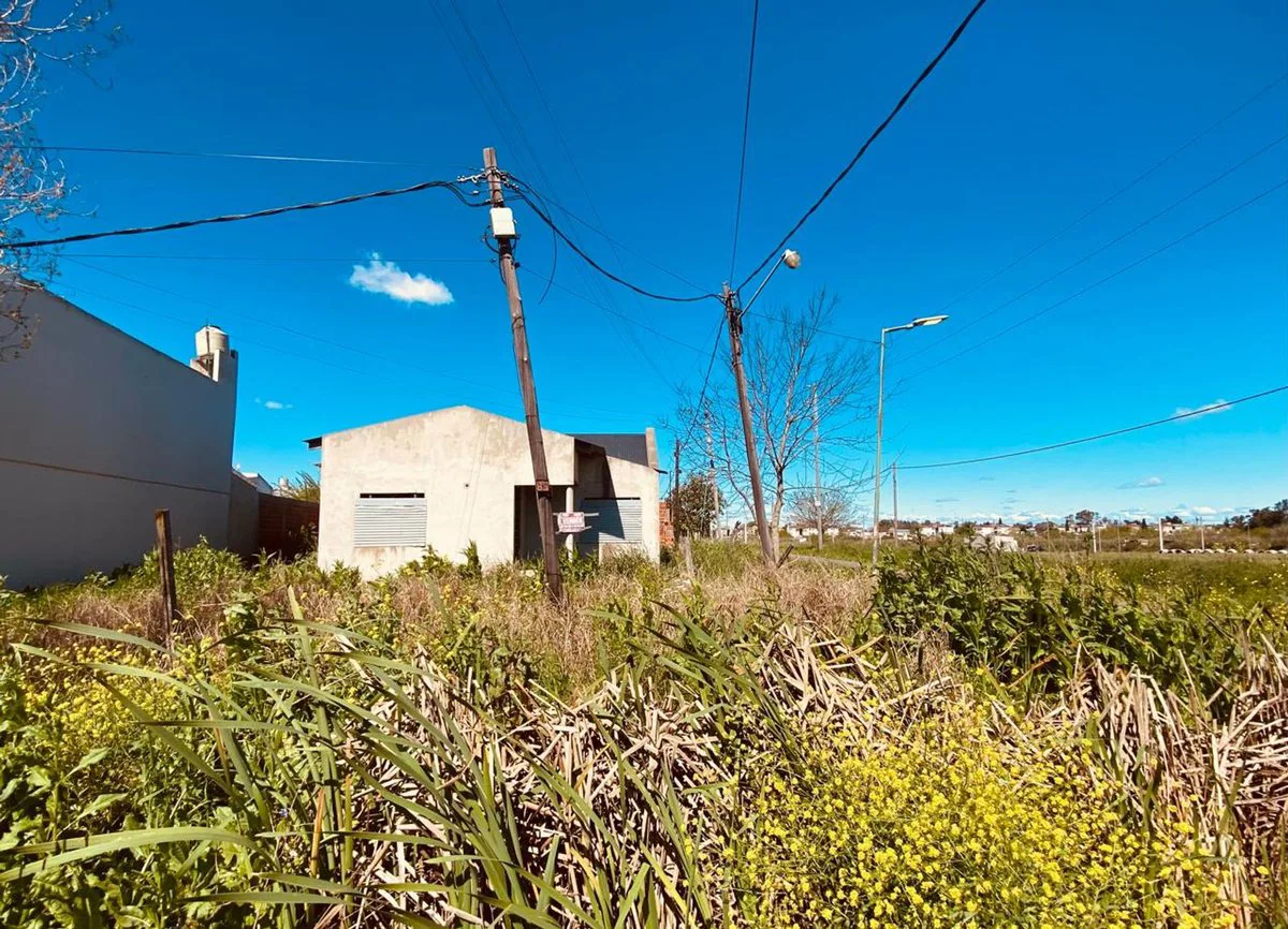 CASA 3 DORMITORIOS EN VENTA LA PLATA A TERMINAR foto 2