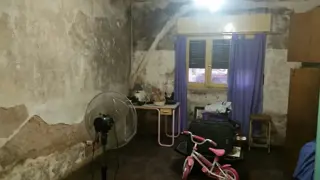 Casa de loza, todo en planta baja, a refaccionar, jardin al frente, living, comedor, cocina con muebles bajos, dos baños, dos dormitorios, patio y fon foto 1