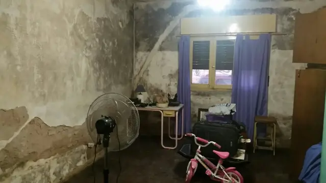 Casa de loza, todo en planta baja, a refaccionar, jardin al frente, living, comedor, cocina con muebles bajos, dos baños, dos dormitorios, patio y fon