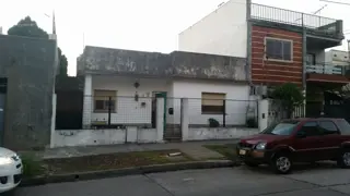 Casa de loza, todo en planta baja, a refaccionar, jardin al frente, living, comedor, cocina con muebles bajos, dos baños, dos dormitorios, patio y fon foto 3