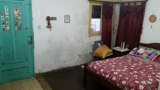 Casa de loza, todo en planta baja, a refaccionar, jardin al frente, living, comedor, cocina con muebles bajos, dos baños, dos dormitorios, patio y fon foto 4