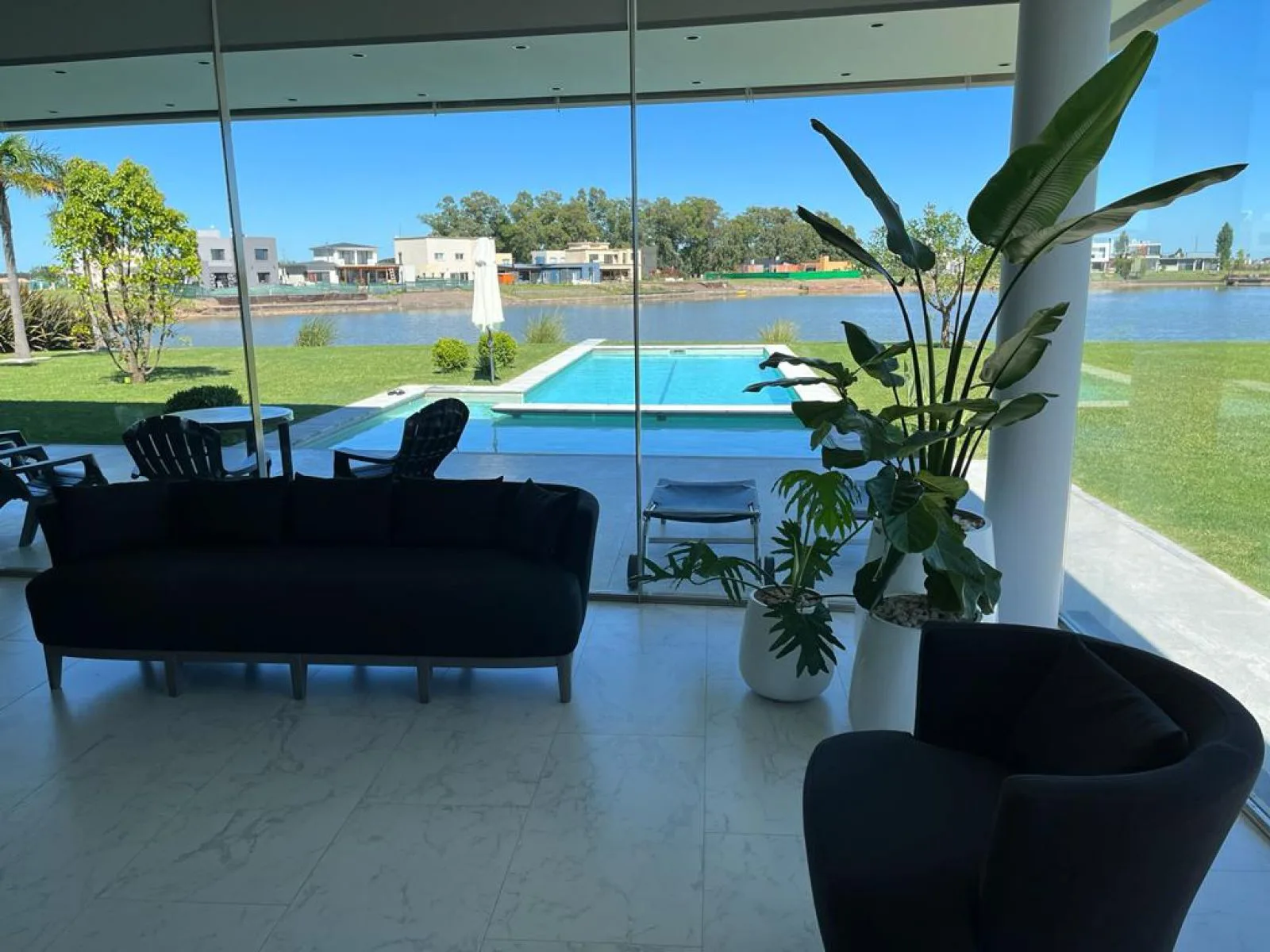 Casa a la Laguna sobre dos lotes de 800m c/u - Horizontes al Sur foto 3
