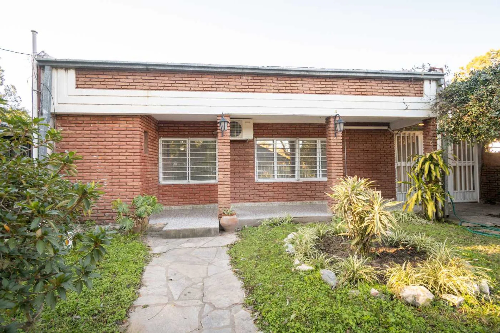 HERMOSA CASA CON SALIDA AL RIO EN LOS ZAPALLOS foto 2