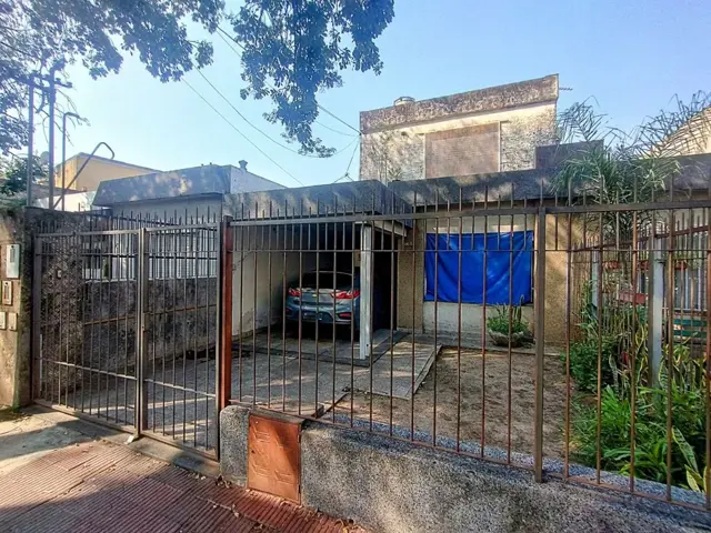 VENTA CASA A RECICLAR DOS DORMITORIOS EN ALBERDI