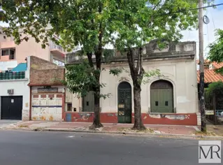 NUEVO PRECIO Casa a refaccionar con Gran Cochera sobre dos lotes propios! Lanus Centro Gran Oportunidad. foto 1
