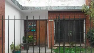 CASA DE 3 AMBIENTES CON PARQUE AL FONDO Y PILETA. foto 1