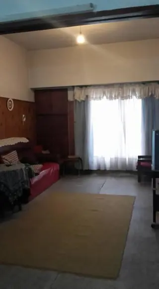 CASA DE 3 AMBIENTES CON PARQUE AL FONDO Y PILETA. foto 4