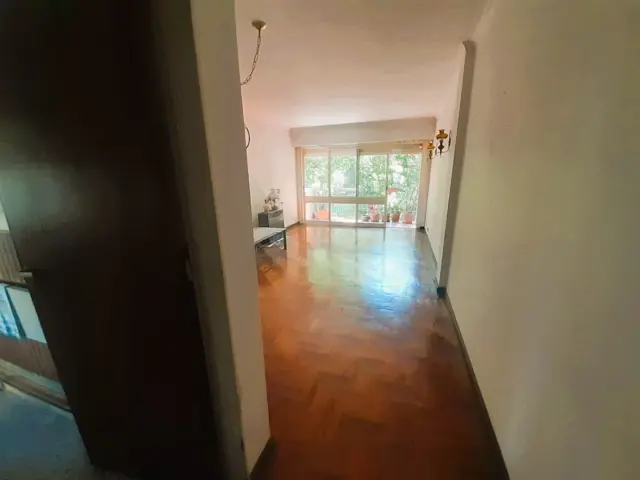 Luminoso departamento 3 ambientes con dependencia de época en Acassuso