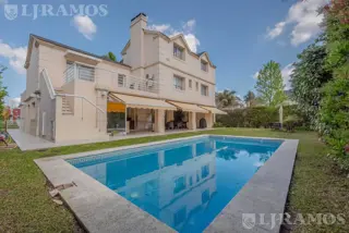 Casa con 3 dormitorios gran playroom | Lote esquina | Pileta | 356 m² - En venta en Las Glorietas. foto 1