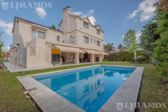 Casa con 3 dormitorios gran playroom | Lote esquina | Pileta | 356 m² - En venta en Las Glorietas.