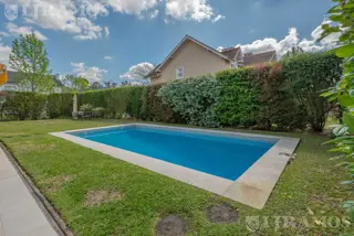 Casa con 3 dormitorios gran playroom | Lote esquina | Pileta | 356 m² - En venta en Las Glorietas. foto 3