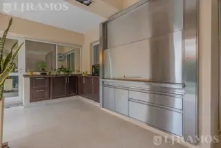 Casa con 3 dormitorios gran playroom | Lote esquina | Pileta | 356 m² - En venta en Las Glorietas. foto 4