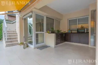 Casa con 3 dormitorios gran playroom | Lote esquina | Pileta | 356 m² - En venta en Las Glorietas. foto 5