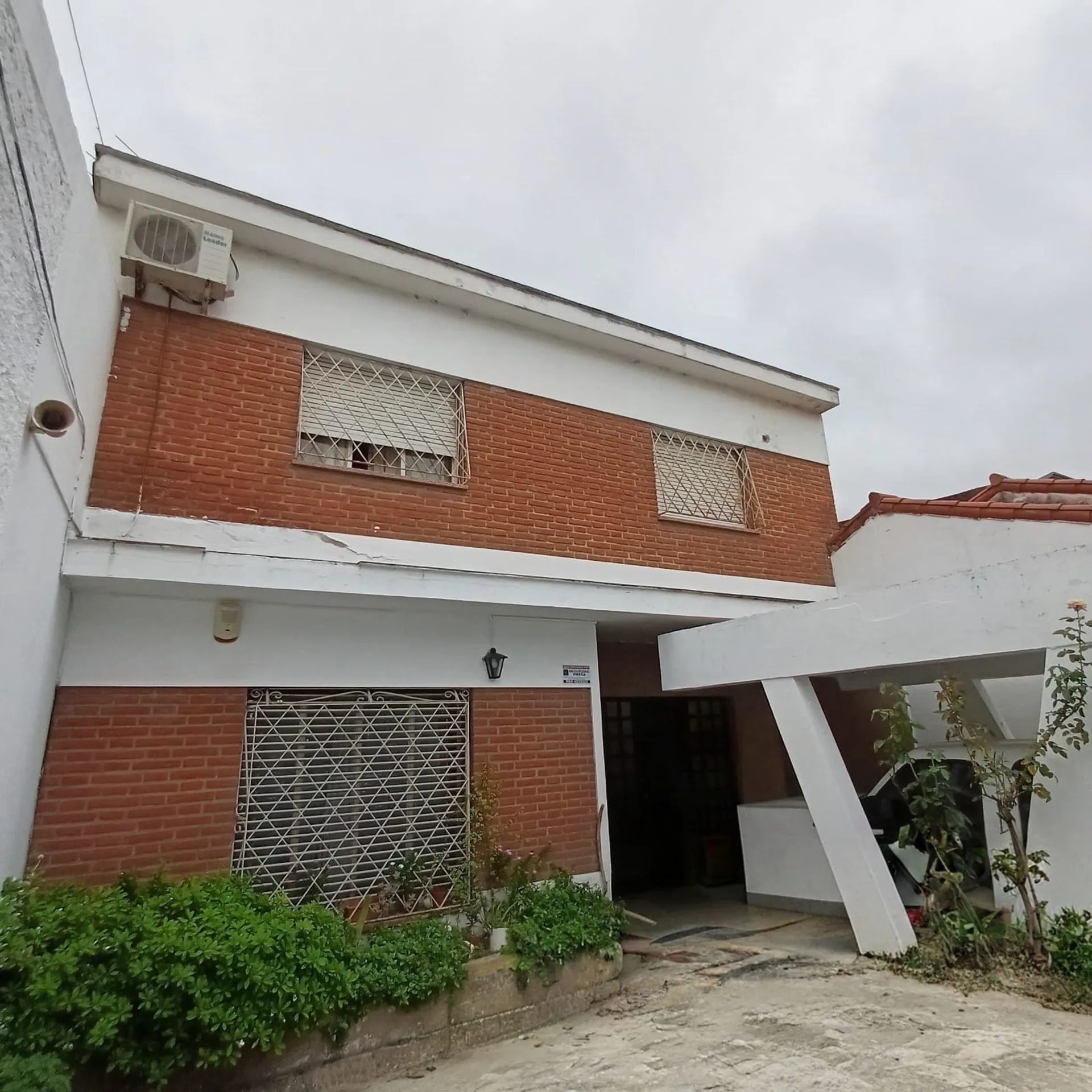 Casa 3 Dorm. Apta Crédito - jardín cochera y fondo foto 2