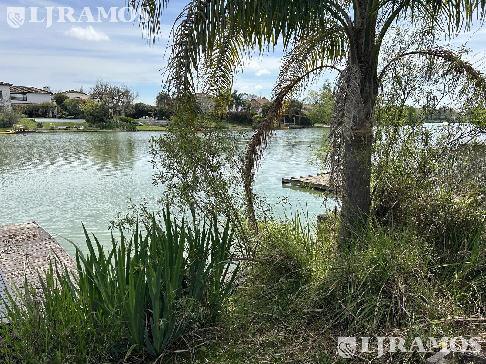 Casa a la laguna, con 4 dormitorios, escritorio y play, en venta o alquiler en Santa Barbara