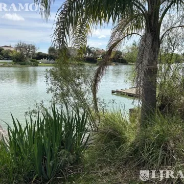 Casa a la laguna, con 4 dormitorios, escritorio y play, en venta o alquiler en Santa Barbara foto 2