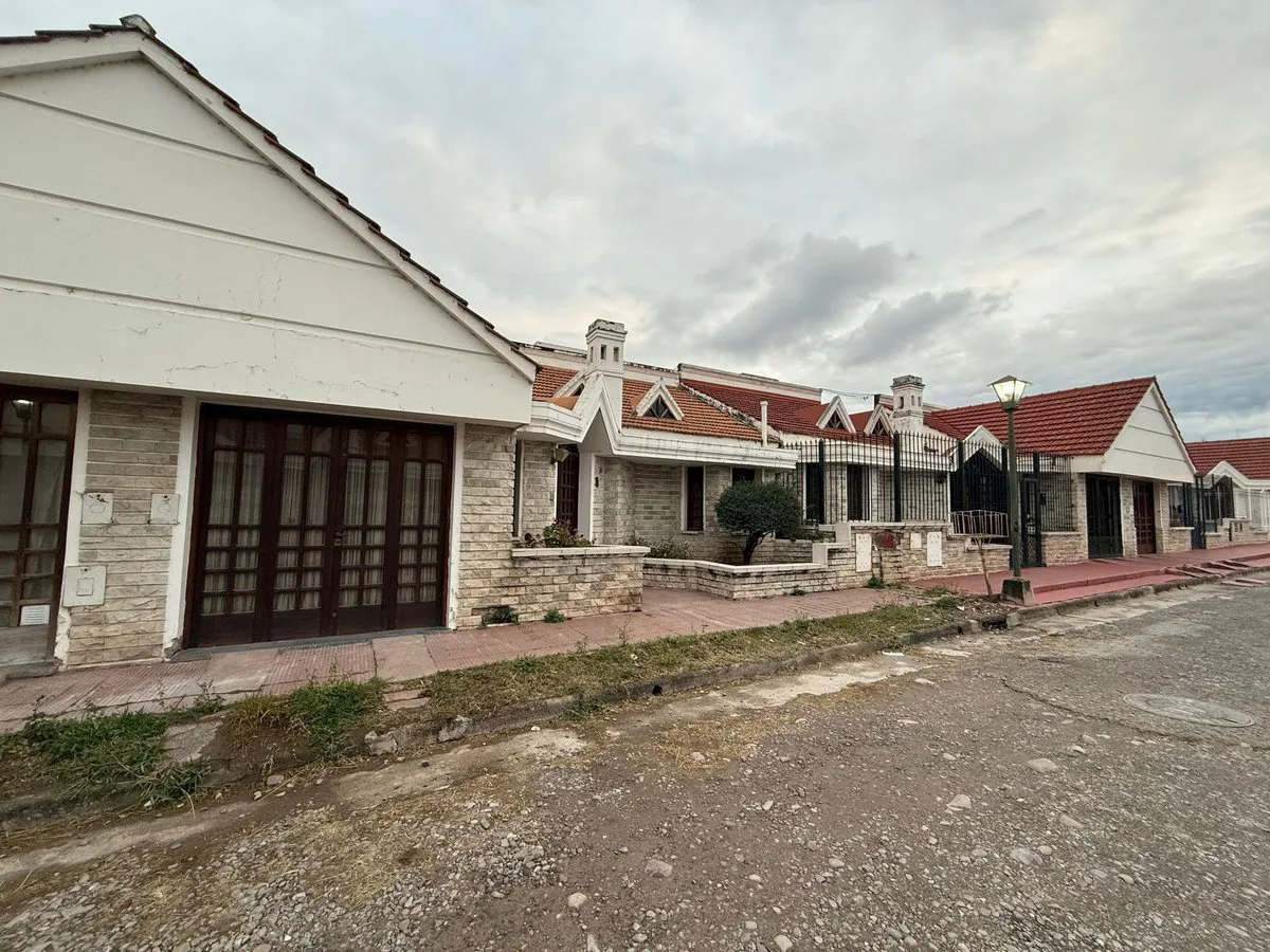 VENTA CASA 3 DORM -194 m² - B° ALTE BROWN - JUJUY foto 2