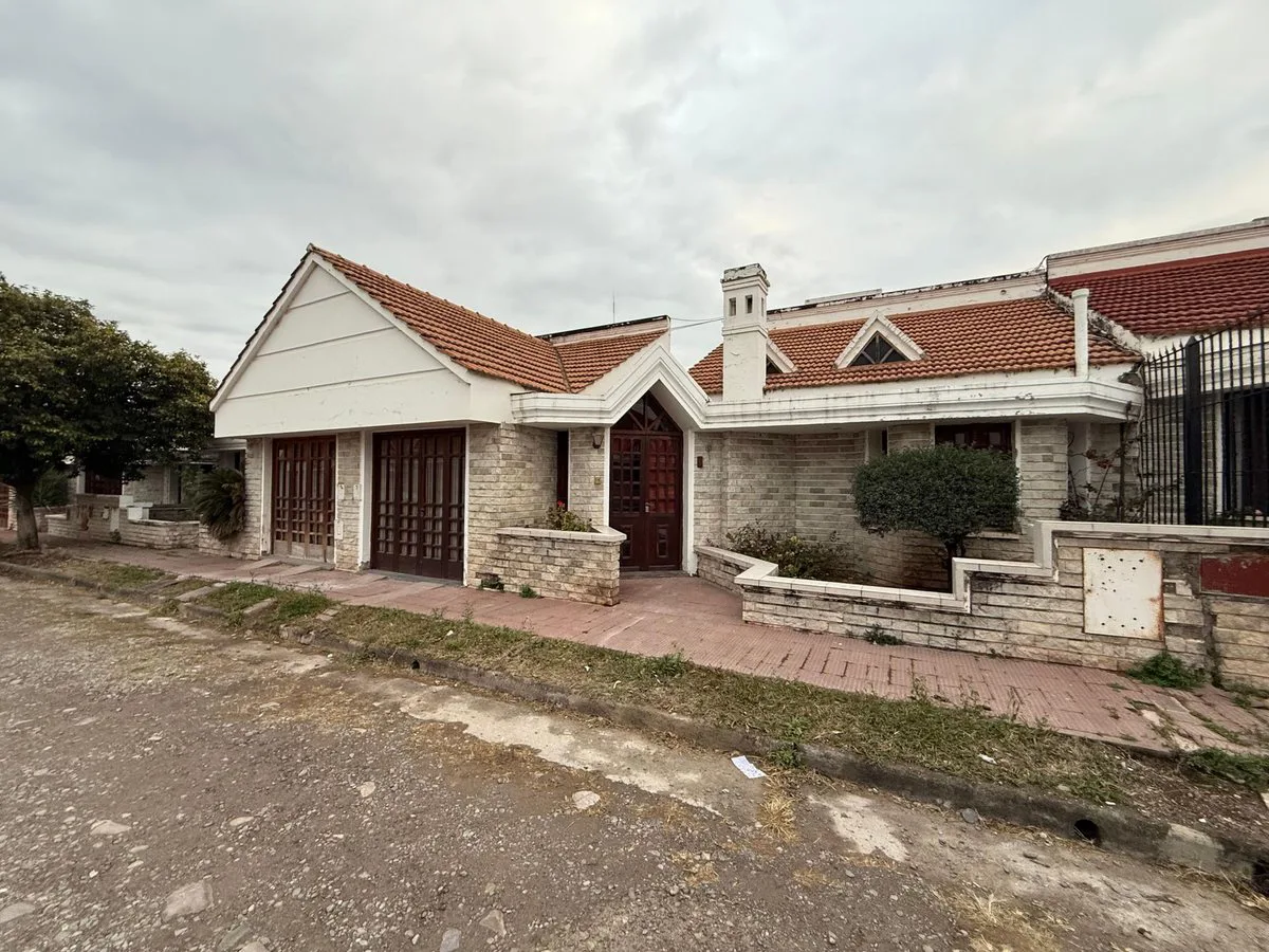 VENTA CASA 3 DORM -194 m² - B° ALTE BROWN - JUJUY foto 3