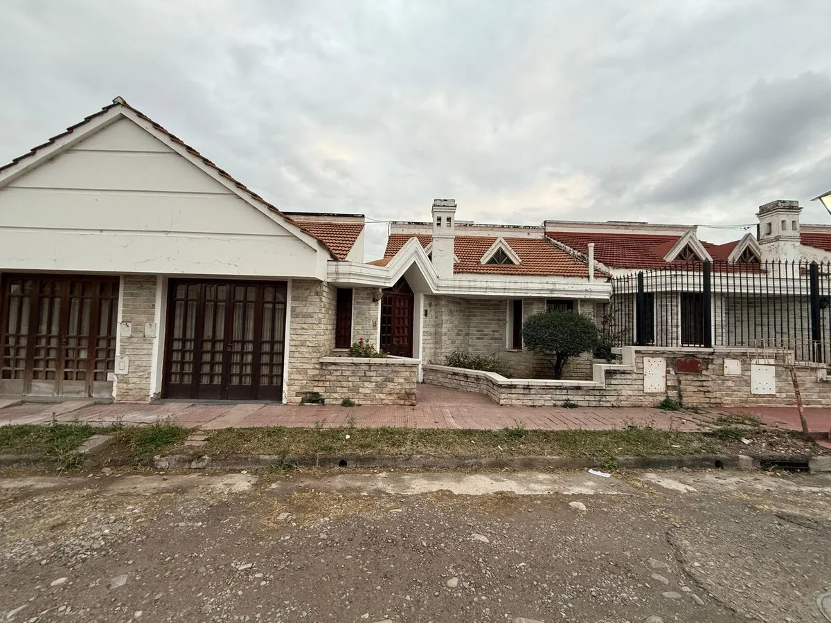 VENTA CASA 3 DORM -194 m² - B° ALTE BROWN - JUJUY foto 4
