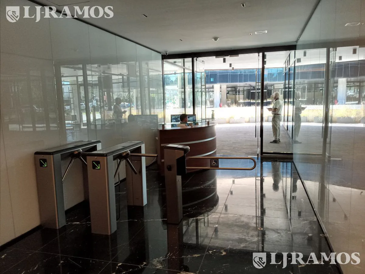 Venta de oficina de 238 m2 en San Isidro foto 4