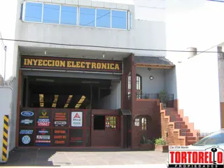 Importante propiedad en venta, enorme losa con entrepiso, baño y oficina. 2 viviendas, a 5 cuadras de la estacion de Merlo, lado norte.- foto 1