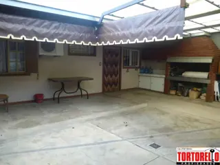 Importante propiedad en venta, enorme losa con entrepiso, baño y oficina. 2 viviendas, a 5 cuadras de la estacion de Merlo, lado norte.- foto 2