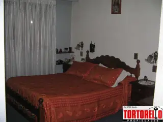 Importante propiedad en venta, enorme losa con entrepiso, baño y oficina. 2 viviendas, a 5 cuadras de la estacion de Merlo, lado norte.- foto 5