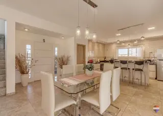 VENTA CASA EN LAGOS DE CANNING LOTE INTERNO PILETA foto 4