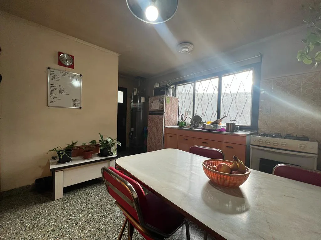VENTA – CASA 4 DORMITORIOS – Bº MICROCENTRO foto 2