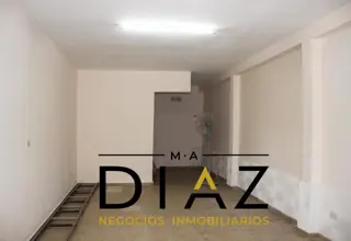 Salón Comercial en la calle Antártida Argentina foto 2